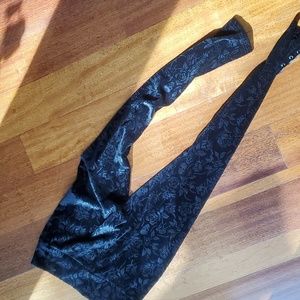 Black rose and skull velvety leggings